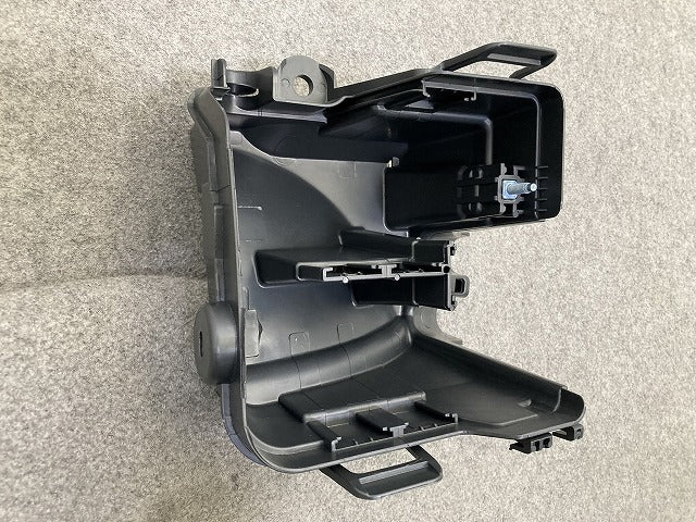 新品!ルーテシア RH5F 純正 エンジンルーム ヒューズボックス 下側ケース 2438 095 84R 24380-9584R 未塗装 ルノー(150771)