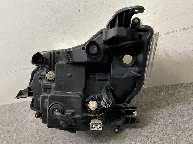 ルーミー M900A/M910A 純正 前期 右 ヘッドライト/ランプ レベライザーLED RH STANLEY W3918 81130-B1220 トヨタ(150929)
