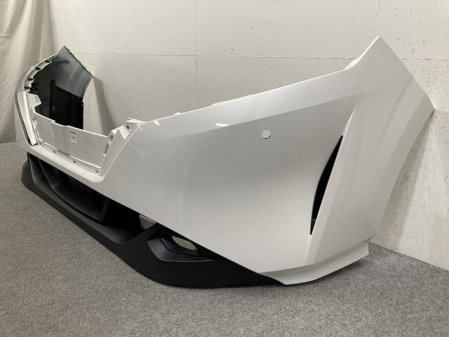 ノート/NOTE E13/SNE13 純正 前期 フロント バンパー スポイラー付 Fバンパー 62022 6XJ0H ピュアホワイトパール QAC 日産(151037)
