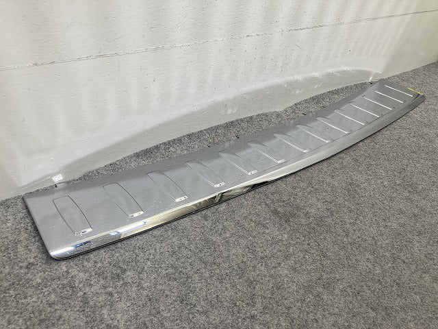 新品!GLE W166 純正 リア バンパー アッパー ステップカバー/プロテクター A 166 885 33 74 1668853374 メッキ メルセデスベンツ(151052)