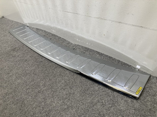 新品!GLE W166 純正 リア バンパー アッパー ステップカバー/プロテクター A 166 885 33 74 1668853374 メッキ メルセデスベンツ(151052)