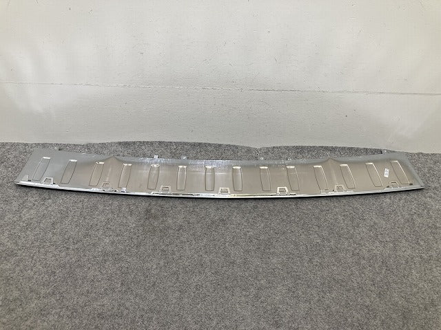新品!GLE W166 純正 リア バンパー アッパー ステップカバー/プロテクター A 166 885 33 74 1668853374 メッキ メルセデスベンツ(151052)