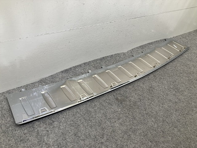 新品!GLE W166 純正 リア バンパー アッパー ステップカバー/プロテクター A 166 885 33 74 1668853374 メッキ メルセデスベンツ(151052)