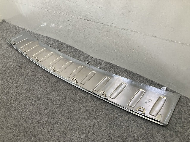 新品!GLE W166 純正 リア バンパー アッパー ステップカバー/プロテクター A 166 885 33 74 1668853374 メッキ メルセデスベンツ(151052)