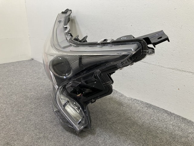プリウス 50系 ZVW50/ZVW51/ZVW55 純正 前期 右 ヘッドライト/ランプ LED AFS無 刻印C2 RH KOITO 47-75 81145-47691 トヨタ(151155)