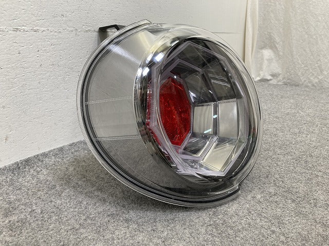 キャスト LA250S/LA260S 純正 左 テールランプ/ライト/レンズ ハロゲン LH TOKAIDENSO 20519 L 81560-B2680 ダイハツ(151181)