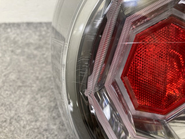 キャスト LA250S/LA260S 純正 左 テールランプ/ライト/レンズ ハロゲン LH TOKAIDENSO 20519 L 81560-B2680 ダイハツ(151181)
