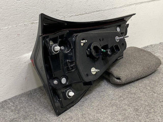 ヤリスクロス MXPB10/MXPB15/MXPJ10/MXPJ15 純正 右 テールランプ/ライト/レンズ LED 刻印V2 RH ICHIKOH 52-332 トヨタ(151278)