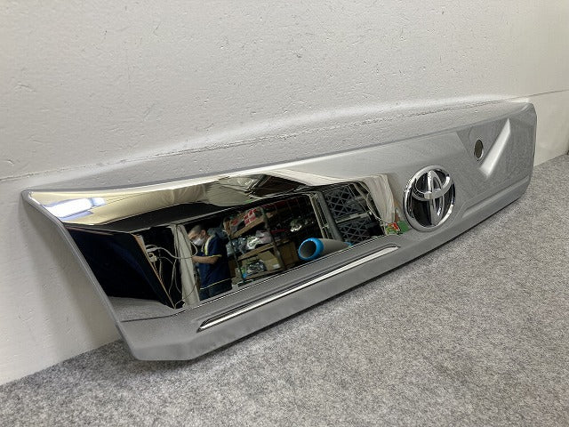 ルーミー/カスタム M900A/M910A 純正 リア ガーニッシュ リアゲートガーニッシュ 76801-B1050 素地/メッキ トヨタ(151319)