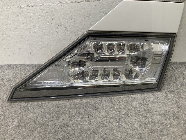 ヴェルファイア 20系/ANH20W/GGH20W/ANH25W/GGH25W 純正 右 テールランプ/ライト/レンズ LED KOITO 58-35 ホワイト 070 トヨタ(151412)