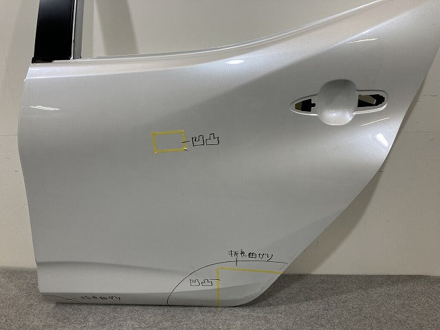 アクア/AQUA MXPK10/MXPK11/MXPK15/MXPK16 純正 左 リア ドア バイザー付 LH プラチナホワイトパールマイカ 089 トヨタ(151437)