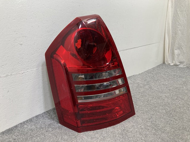 300C/300C 2004-2010 純正 左 テールランプ/ライト/レンズ ハロゲン LH A001 58622 E クライスラー(151443)