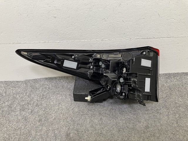 プリウス 50系/ZVW50/ZVW51/ZVW55 純正 後期 右 テールランプ/ライト/レンズ ハロゲン RH ICHIKOH 47-111 トヨタ(151447)