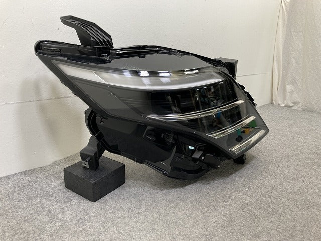 セレナ C28/GC28/FC28/GFC28 純正 前期 右 ヘッドライト/ランプ LED レベライザー 刻印E RH KOITO 100-2379Y 日産(151450)