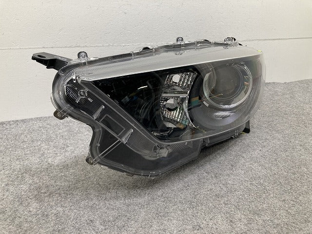 ヤリス KSP210/MXPA10/MXPA15/MXPH10/MXPH15 純正 左 ヘッドライト/ランプ レベライザーハロゲン 刻印A5 LH KOITO K0-1 トヨタ(151495)