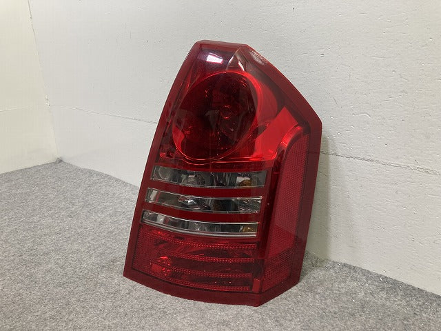 300C 2004-2010 純正 右 テールランプ/ライト/レンズ ハロゲン RH A001 58622 E レッド ソリッド クライスラー(151499)
