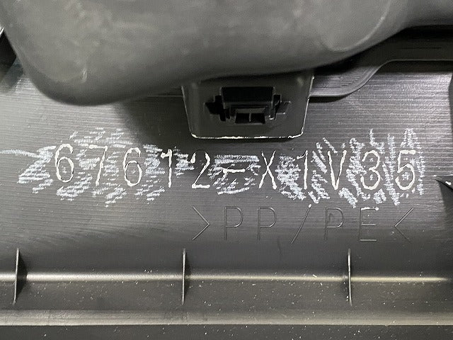 ヤリス GXPA16 純正 左 フロント ドアトリム 内張り LH 67612-X1V35 素地 トヨタ(151524)
