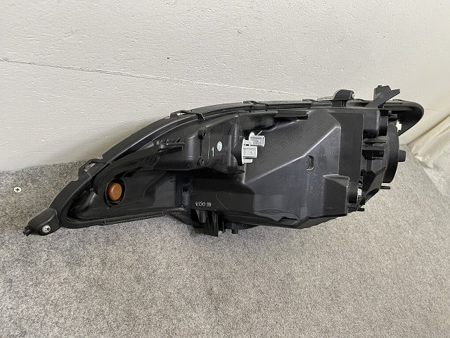 フィット GK3/GK4/GP5 純正 前期 右 ヘッドライト/ランプ ハロゲン レベライザー 刻印1 RH STANLEY W0349 ホンダ(151617)