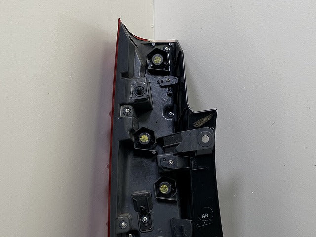 エスクァイア/ノア 80系 ZRR80/ZRR85/ZWR80 純正 前期 右 テールランプ/ライト/レンズ LED RH KOITO 28-231 81551-28550 トヨタ(151649)