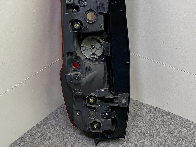 エスクァイア/ノア 80系 ZRR80/ZRR85/ZWR80 純正 前期 右 テールランプ/ライト/レンズ LED RH KOITO 28-231 81551-28550 トヨタ(151649)