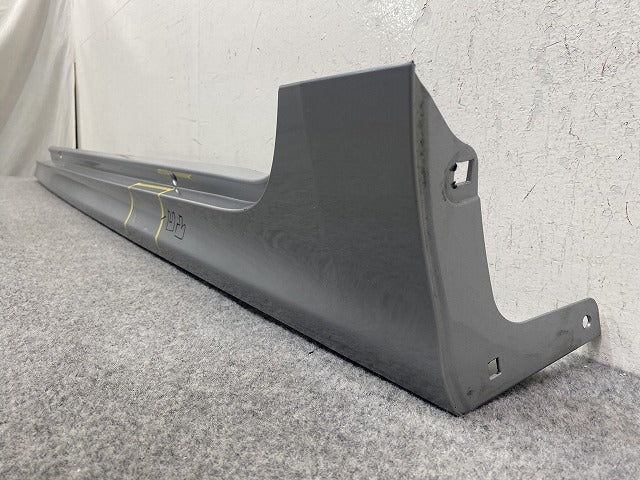 ヤリス KSP210/MXPA10/MXPA15/MXPH10/MXPH15 純正 左 サイドステップ/サイドスカート 75860-K0050 シルバーメタリック 1L0 トヨタ(151656)