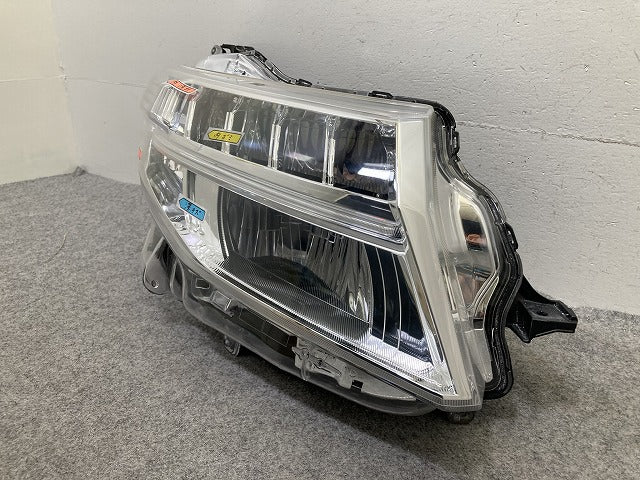 ルーミー M900A/M910A 純正 前期 右 ヘッドライト/ランプ レベライザーLED 刻印DF RH STANLEY W3918 トヨタ(151745)