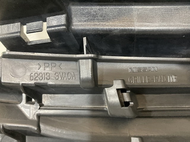 ノート/NOTE E12/NE12/HE12/ANE12 純正 フロント グリル/ラジエーターグリル 62310 3VA0A/62312 3VA0A シルバー メタリック 日産(151803)