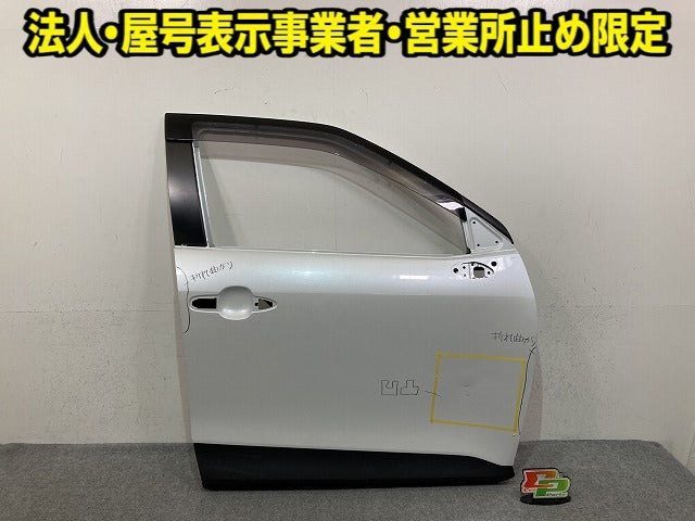 ヤリス KSP210/MXPA10/MXPA15/MXPH10/MXPH15 純正 右 フロント ドア バイザーサイドパネル付 プラチナホワイトパール 089 トヨタ(151939)