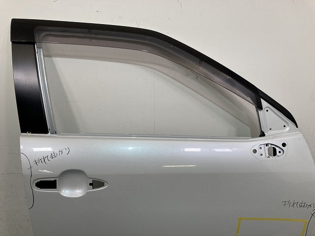 ヤリス KSP210/MXPA10/MXPA15/MXPH10/MXPH15 純正 右 フロント ドア バイザーサイドパネル付 プラチナホワイトパール 089 トヨタ(151939)