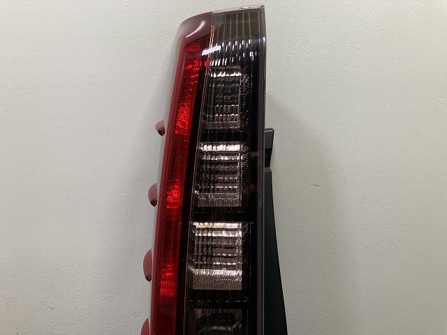 エスクァイア/ノア 80系 ZRR80/ZRR85/ZWR80 純正 前期 左 テールランプ/ライト/レンズ LED 刻印AL KOITO 28-231 トヨタ(151960)