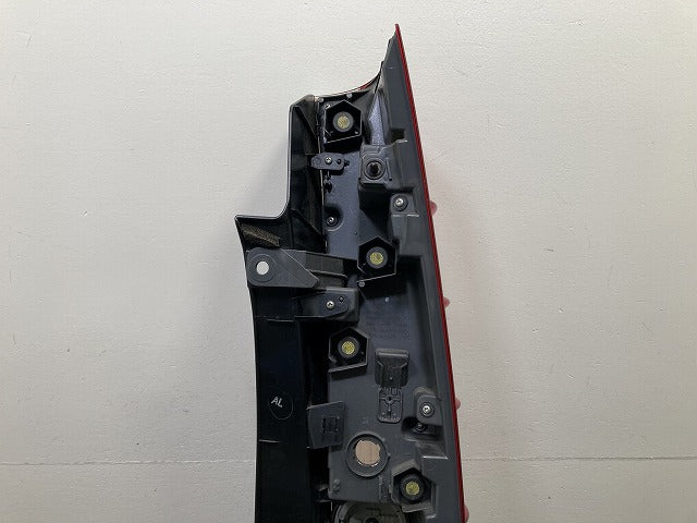 エスクァイア/ノア 80系 ZRR80/ZRR85/ZWR80 純正 前期 左 テールランプ/ライト/レンズ LED 刻印AL KOITO 28-231 トヨタ(151960)