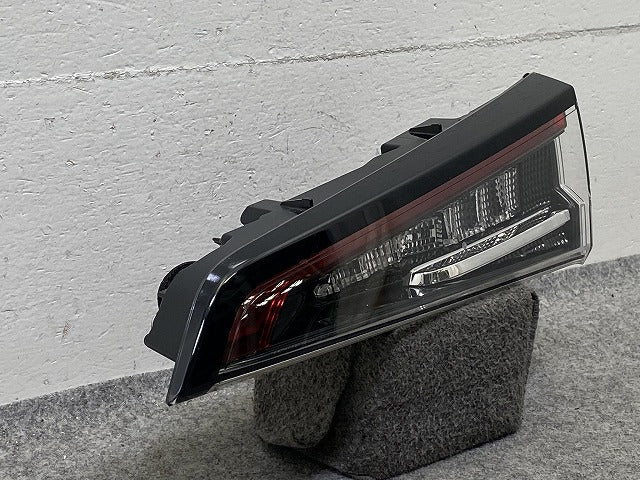 カローラ ツーリング 210 NRE210W/ZRE212W/ZWE214W/ZWE211W 純正 右 テールランプ/ライト/レンズ LED 刻印WB KOITO 12-640 トヨタ(151962)