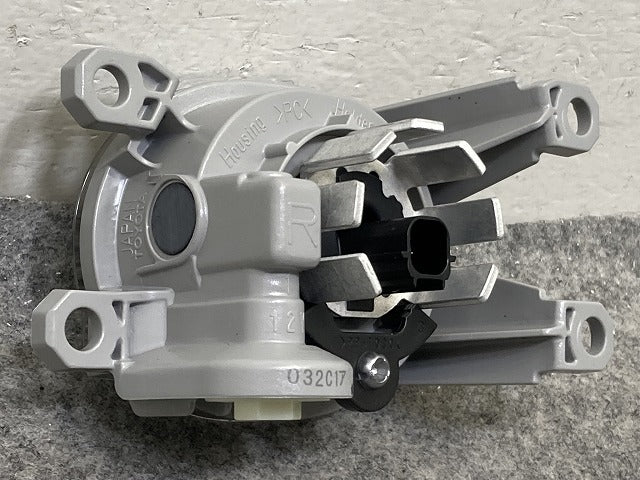 プリウス カローラ ハリアー アルファード クラウン 50系 210系 80系 純正 右 フォグランプ/フォグライト LED KOITO 12-611 トヨタ(151970)