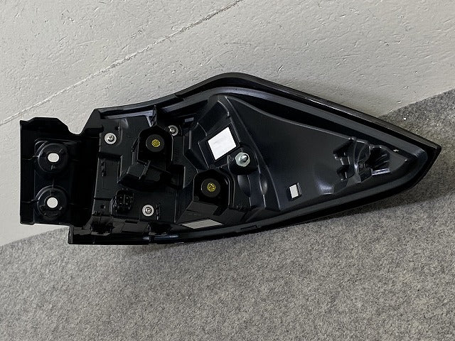 カローラ クロス ZSG10/MXGA10/ZVG11/ZVG15/ZVG13/ZVG16 純正 後期 左 テールランプ/ライト/レンズ LED 刻印A KOITO 16-195 トヨタ(151980)