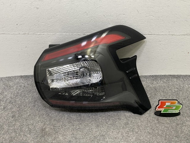 シエンタ 170系/NSP170G/NCP175G/NHP170G 純正 前期 右 テールランプ/ライト/レンズ LED 刻印2 KOITO 52-284 81551-52C90 トヨタ(152054)