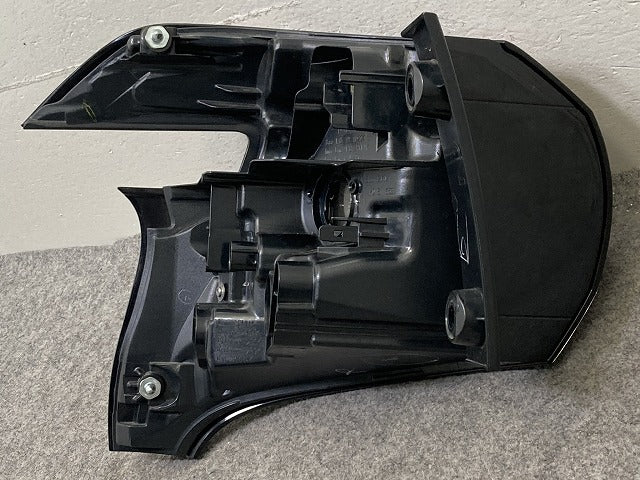 シエンタ 170系/NSP170G/NCP175G/NHP170G 純正 前期 右 テールランプ/ライト/レンズ LED 刻印2 KOITO 52-284 81551-52C90 トヨタ(152054)