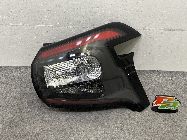 シエンタ 170系 NSP170G/NCP175G/NHP170G 純正 前期 右 テールランプ/ライト/レンズ LED 刻印2 KOITO 52-284 81551-52C90 トヨタ(152055)