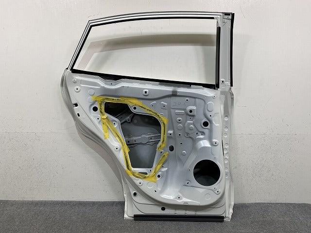 ハリアー 80系 S G MXUA80 MXUA85 ハイブリッド AXUH80 AXUH85 純正 左 リア ドア ホワイトパールクリスタルシャイン 070 トヨタ (151000)