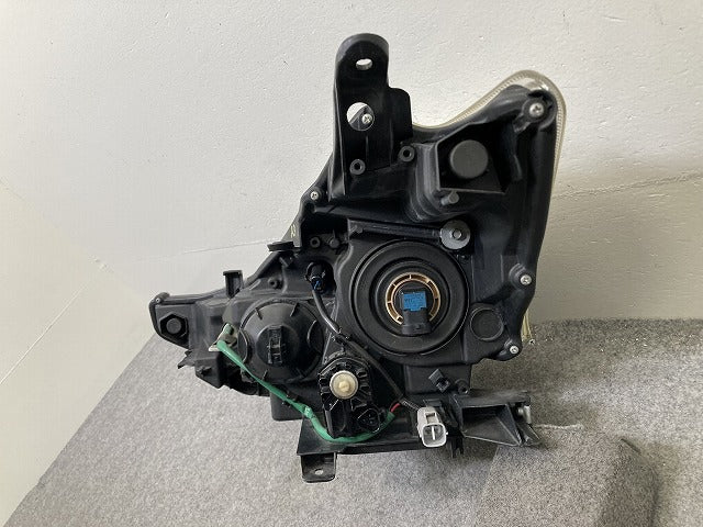 プリウスα/アルファ ZVW40W/ZVW41W 純正 後期 右 ヘッドライト/ランプ レベライザーハロゲン 刻印A3 KOITO 47-64 トヨタ(152197)