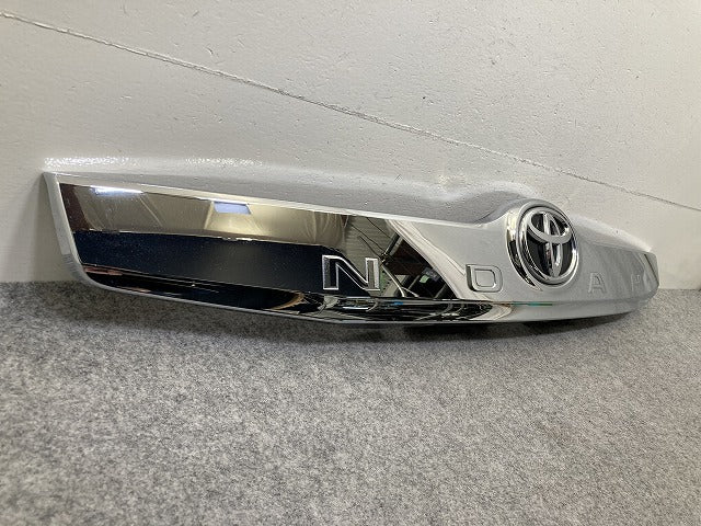 ノア NOAH 80系/ZRR80G/ZRR85G/ZRR80W/ZRR85W/ZWR80W/ZWR80G 純正 前期 リア ガーニッシュ 76811-28280/76801-28480 メッキ トヨタ(152203)