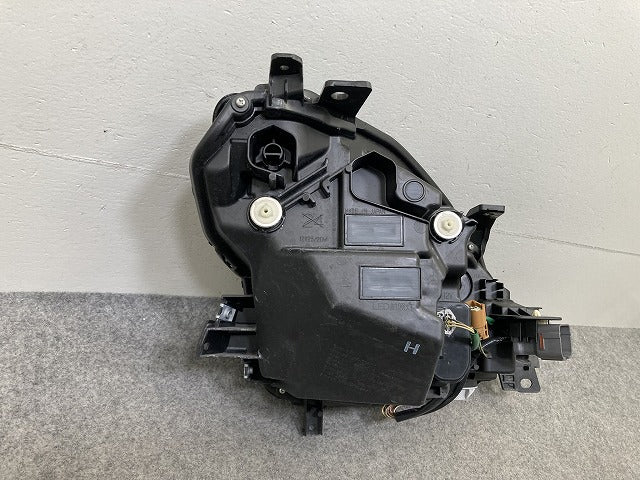 BRZ ZD8 GR86 ZN8 純正 左 ヘッドライト/ランプ レベライザーLED 刻印Z2 LH KOITO 100-6046H スバル(152255)