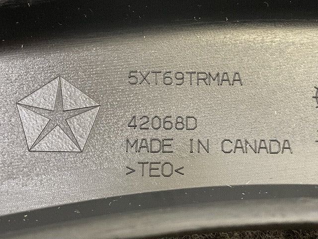 新品!ジープ/グランドチェロキー WK2 純正 左 フロント フェンダーアーチモール/オーバーフェンダー 5XT69TRMAA 5XT60RXFAC-001(152325)