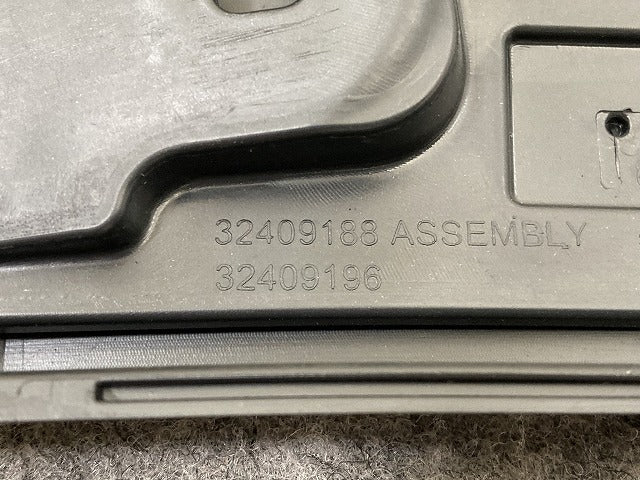 新品!XC40 XB系 純正 左 フロント フェンダーアーチモール/オーバーフェンダー 32409188 素地 ボルボ(152374)