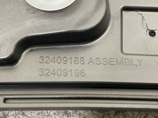 新品!XC40 XB系 純正 左 フロント フェンダーアーチモール/オーバーフェンダー 32409188 素地 ボルボ(152375)