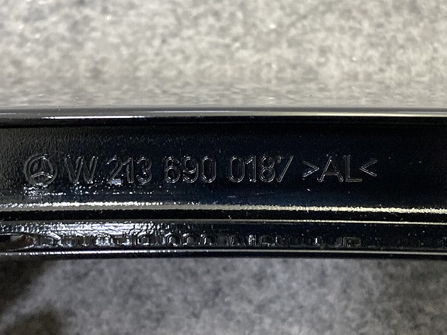 新品!Eクラス W213 純正 右 フロント ドアモール トリムモール W213 690 0187 ブラック ソリッド メルセデスベンツ(152406)