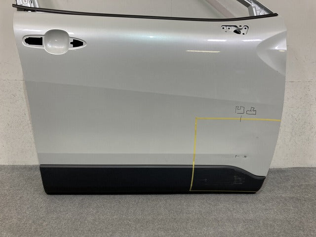 カローラ クロス ZSG10/MXGA10/ZVG11/ZVG15/ZVG13/ZVG16 純正 右 フロント ドア サイドパネル付 プラチナホワイトパールマイカ 089(152429)