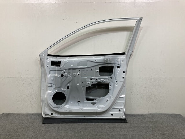 カローラ クロス ZSG10/MXGA10/ZVG11/ZVG15/ZVG13/ZVG16 純正 右 フロント ドア サイドパネル付 プラチナホワイトパールマイカ 089(152429)
