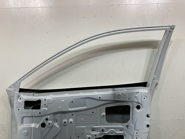 カローラ クロス ZSG10/MXGA10/ZVG11/ZVG15/ZVG13/ZVG16 純正 右 フロント ドア サイドパネル付 プラチナホワイトパールマイカ 089(152429)