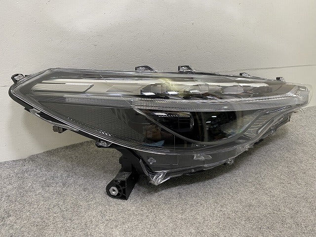 カローラ クロス ZSG10/ZVG11/ZVG15 純正 前期 右 ヘッドライト/ランプ LED レベライザー 刻印Z HASCO 16-177 81130-16810 トヨタ(152441)