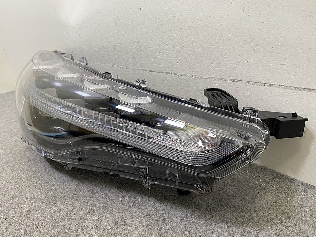 カローラ クロス ZSG10/ZVG11/ZVG15 純正 前期 右 ヘッドライト/ランプ LED レベライザー 刻印Z HASCO 16-177 81130-16810 トヨタ(152441)